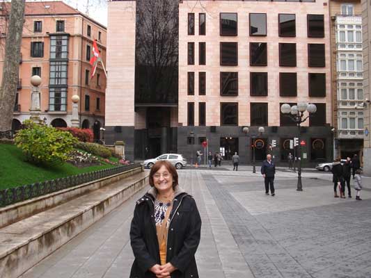 Magdalena Mignaburu, frente a Sabin Etxea (FotoMM)