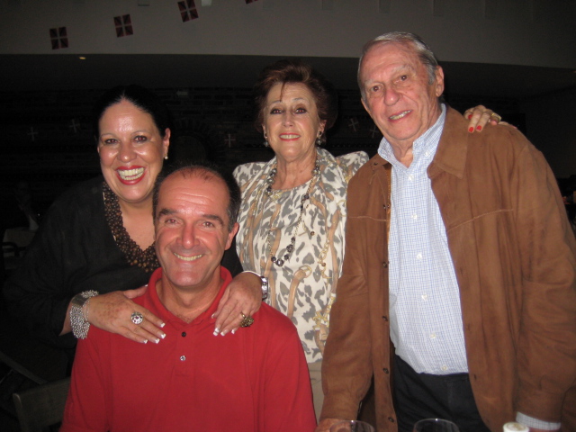 Jaione Arrieta (de negro), fundadora de Vascosmexico, junto a Ibon Mendibelzua, delegado de Euskadi en México, Begoña Jauregui y Eduardo Ormaechea, en la fiesta de aniversario (foto Vascosmexico)