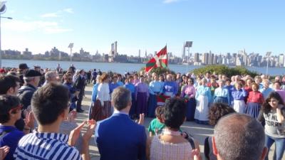 La coral San Antonio de Iralabarri recibe los aplausos del lehendakari Urkullu y del público congregado frente a Manhattan tras interpretar el 'Euskal Herriko semeak gera' (foto EuskalKultura.com)