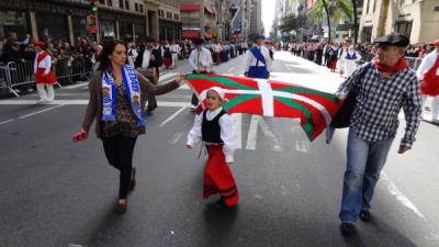 Vascos de todas las edades, integrantes de centros vascos, de NABO y de otras euskal etxeas, dantzaris, cantores, músicos y familias enteras en la participación vasca del desfile por las calles de Nueva York (foto EuskalKultura.com)