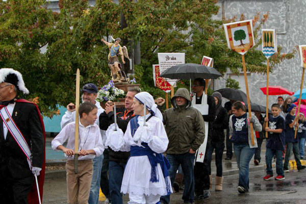 Procession of Saint Michael at the Ontario Basque club in a downpour (photo OntarioEE)
