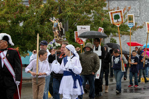 Procesión del Ontario Basque Club con la imagen de San Miguel, en medio del chaparrón (foto OntarioEE)