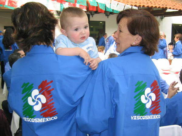 Txikis y mayores disfrutando de la fiesta de Vascosmexico en 2005 (foto Vascosmexico)