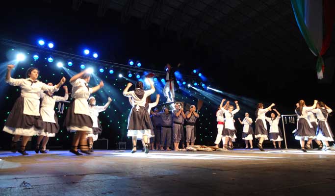 33 dances by around 30 dance groups were enjoyed during Saturday night's gala (photoEuskalKultura.com)