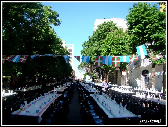 Imagen de archivo de las mesas listas para recibir los más de un millar de niños comensales que Sukaldariak alimentó al cumplirse el 10 aniversario de su programa Etxe Nasaia (foto Maru Maiztegui)