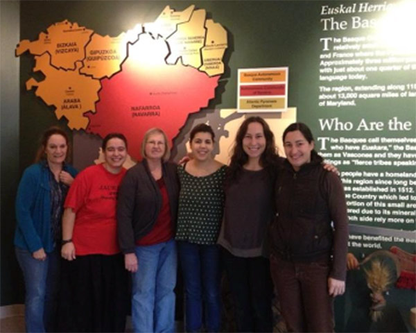 Profesores de euskera de txikis durante su visita al Museo Vasco de Boise, de izquierda a derecha, Virginia Aramburu, Ellen Contard, Anita Anacabe, Maria Fernandez, Itxaso Cayero e Izaskun Kortazar (foto NABO)