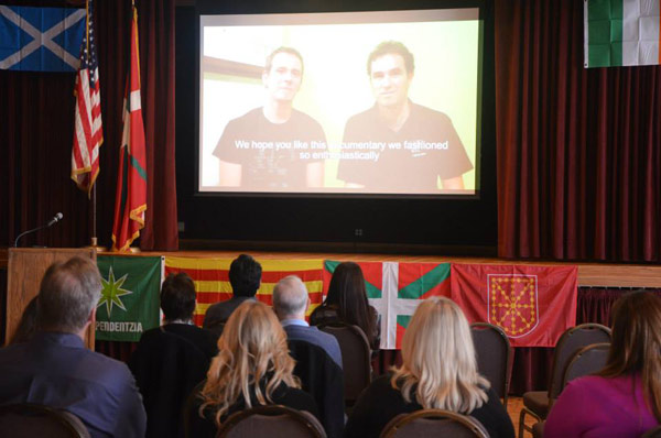 Dani eta Angel Oiarbide, Nazioen Mundua elkarteko kideak ("Gazta Zati Bat" dokumentala ekoitzi zuena) ikusleak agurtzen, jarduera abiatu aurretik bideokonferentzia bidez (argazkia South San Francisco Basque Cultural Center)