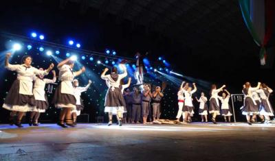 Más de treinta danzas, a cargo de otros tantos grupos, completaron el programa de la Velada Artística (foto EuskalKultura.com)