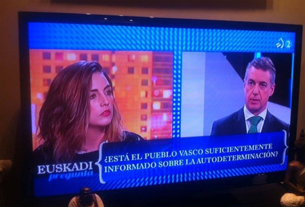 En pantalla, la vascoargentina Ainoa Irazusta preguntando al Lehendakari Urkullu en el programa de ETB. Lamentablemente, la rotulación de ETB ni siquiera menciona la palabra Diáspora.