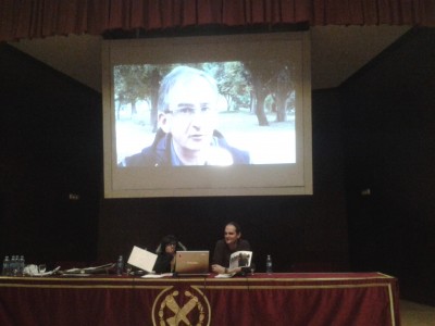 Un momento de las jornadas, con la proyección del reportaje de "Tribuaren Berbak" grabado en Madrid (foto Etxepare)