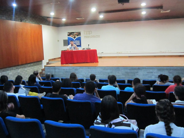 Conferencia del político vasco Israel Brull en la Biblioteca Pública de Medellín (foto CEVA/GureMendietakoak)