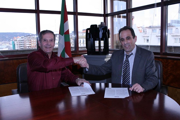 Martin Goikoetxea, "chairman" de Euskera de NABO, y Joseba Erkizia, director de HABE, en la firma del acuerdo (foto HABE)