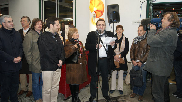 Asier Vallejo, director para la Comunidad Vasca en el Exterior, en el acto de renombramiento de Santuene, junto al presidente de PEE, Sebastien Daguerre, y la alcaldesa Jacqueline Rouillon (foto PEE)