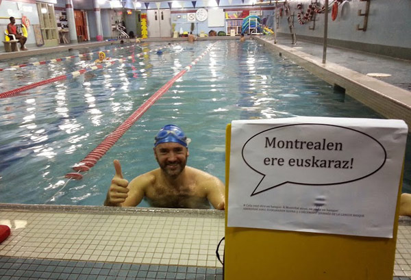 Los ikasles de Euskaldunak Quebec, impulsando el euskera también desde la piscina (foto QuebecEE)