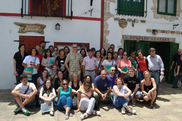 Imagen de los alumnos que participaron en el Barnetegi de Verano de San Nicolás 2013, junto a los docentes  y representantes de FEVA y euskal etxeas (argazkia EuskalKultura.com)
