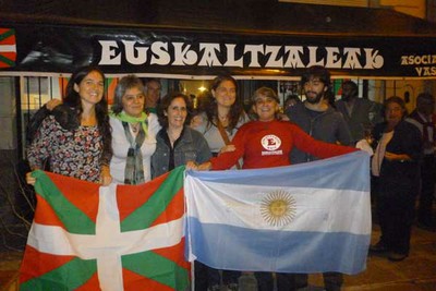 Algunas de las profesoras de euskera (nacidas todas en Argentina, desde donde han pasado a dominar el euskera) y otros integrantes de Euskaltzaleak frente a su sede, inaugurada en mayo de 2012, en la capital porteña (foto EuskalKultura.com)