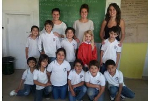 Las futuras docentes, estudiantes de la Universidad de Mondragón, junto a un grupo de alumnos de la Ikastola argentina (foto Diario de Necochea)