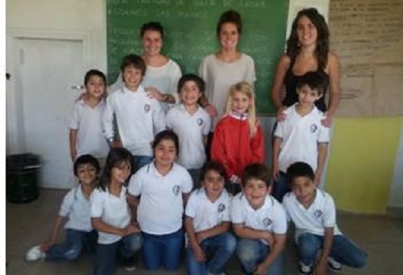 Student teachers from Mondragon University with a group of students from Necochea's Ikastola (photo Diario de Necochea)