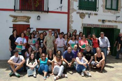 Imagen de los alumnos que participaron en el Barnetegi de Verano de San Nicolás 2013, junto a los docentes y representantes de FEVA y euskal etxeas (argazkia EuskalKultura.com)