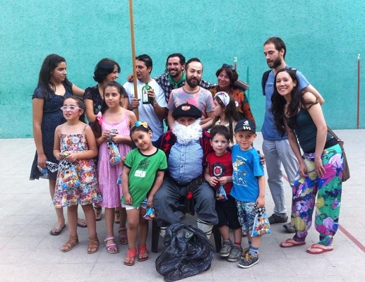 La fiesta de los alumnos y profesores del Euzko Etxea de Santiago recibió la visita del Olentzero. En la imagen un grupo de ellos se fotografía rodeando al carbonero vasco que anuncia la Navidad (fotoEE)