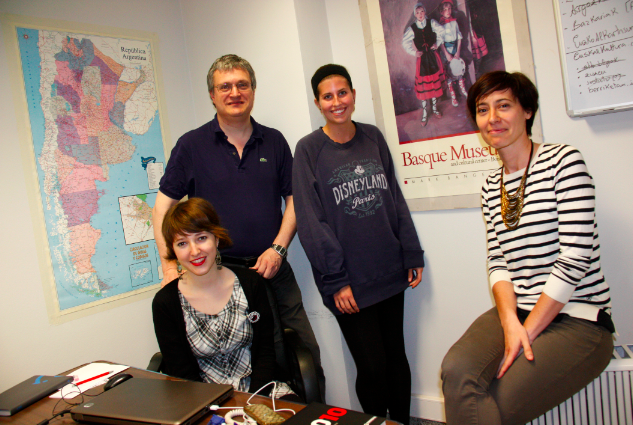 Quienes a lo largo de 2013 hemos hecho EuskalKultura.com os deseamos Urte Berri On. En la foto, la redacción en Donostia y Noemi Rivera, Joseba Etxarri, Kelsey Tucker eta Begoña Miñaur (foto BasqueTribune.com)