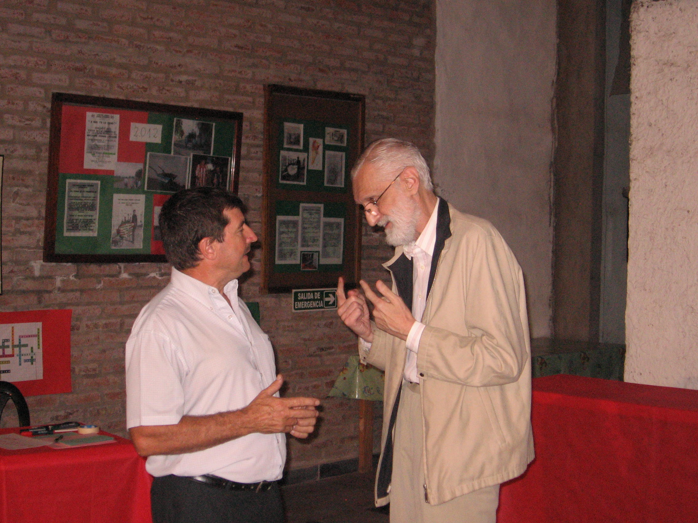 El reelegido presidente, Juan Agustín Itcea (a la izquierda), junto a Mikel Ezkerro, en la visita y charla que éste ofreció en Eusko Aterpea en enero de 2013