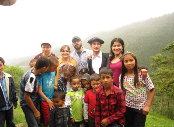 Varios miembros del Centro Vasco Gure Mendietakoak con los niños de Caldas (foto Gure Mendietakoak EE)