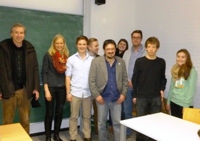 El escritor Iban Zaldua junto a un grupo de estudiantes que asistieron a su charla en la Universidad de Marburg, Alemani (foto Etxepare)