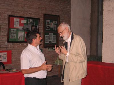 El reelegido presidente, Juan Agustín Itcea (a la izquierda), junto a Mikel Ezkerro, en la visita y charla que éste ofreció en Eusko Aterpea en enero de 2013