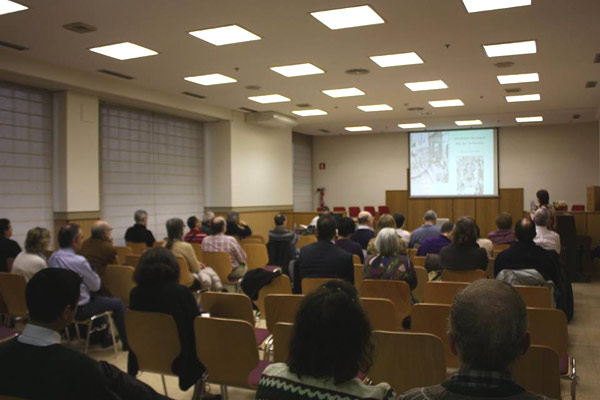 Charla de Amagoia Guezuraga durante las I Jornadas de Genealogía de Bilbao (foto Antzinako)