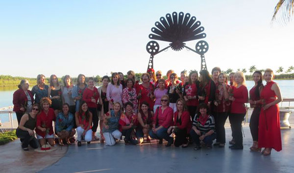 Los asistentes fueron invitados a vestir de rojo. En la imagen, foto de grupo de las mujeres que acudieron a la fiesta (foto MiamiEE)