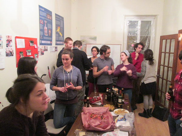 Comida y ensayos en la sede Euskaltzaleak antes de salir a cantar (foto QuebecEE)