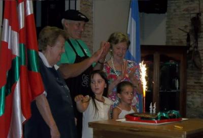 En el 92º Aniversario del Euskaldunak Denak Bat, socios de todas las edades cantaron el 'Feliz Cumpleaños' (foto EE)