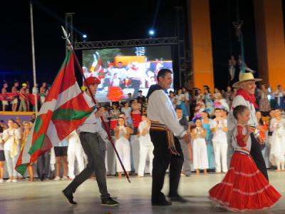 Momento de la participación de Kotoiaren Lurra en la puesta escénica en el anfiteatro del Parque 2 de Febrero (foto Chaco EE)