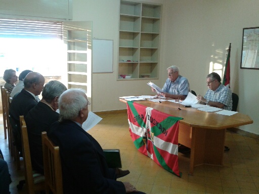 Ramón Cueto y Héctor Izaguirre en la mesa presidencial al inicio de la Asamblea General Ordinaria del 18 de marzo de 2014 (foto EE)