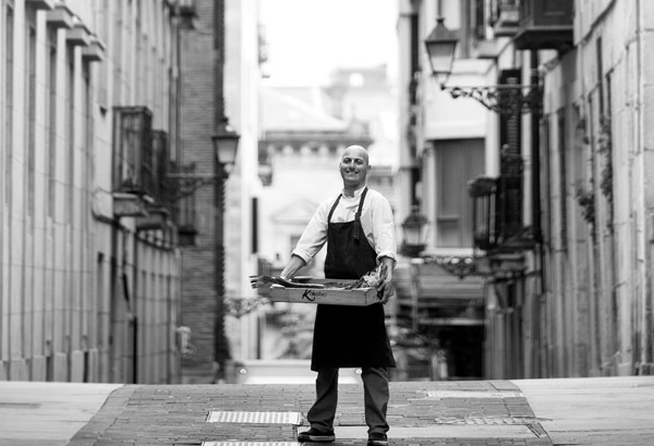 El chef Daniel Lopez en la calle Campanario de donostia, donde se encuentra el restaurante Kokotxa (foto restaurantekokotxa.com)