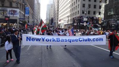 New Yorkeko Euzko Etxeak Manhattaneko Bostgarren Etorbide famatuan desfilea egin zuen bere Mendeurrenean (argazkia EuskalKultura.com)