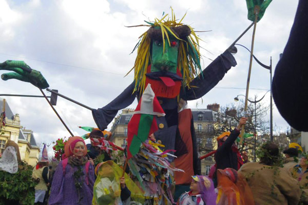 Los gigantes elaborados en el taller creativo de Pariseko Euskal Etxea llamaron la atención durante el desfile (foto ParisEE)