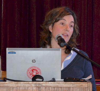 Tania Arriaga-Azkarate, durante una conferencia sobre la historia de Navarra que ofreció en 2011 en el Basque Cultural Center de San Francisco (foto SFBCC)