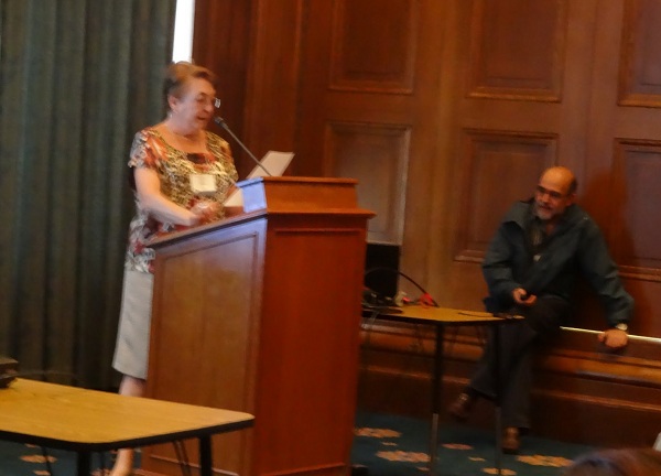 Amaya Garritz exponiendo su investigación sobre la familia Garritz en el VIII Congreso Iberoamericano de las Ciencias Genealógica y Heráldica en Salt Lake City