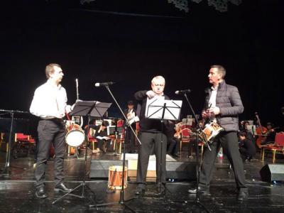 Preparando uno de los conciertos de la gira. A la izquierda, Garikoitz Mendizabal, y junto a él Iñaki Letamendia y Jexux Mari Garmendia (foto IMendizabal)