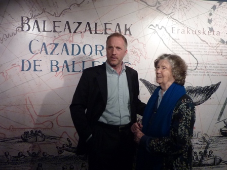 Selma Huxley junto a su hijo, también investigador, Michael Barkham (foto Gipuzkoakomuseoak.net)