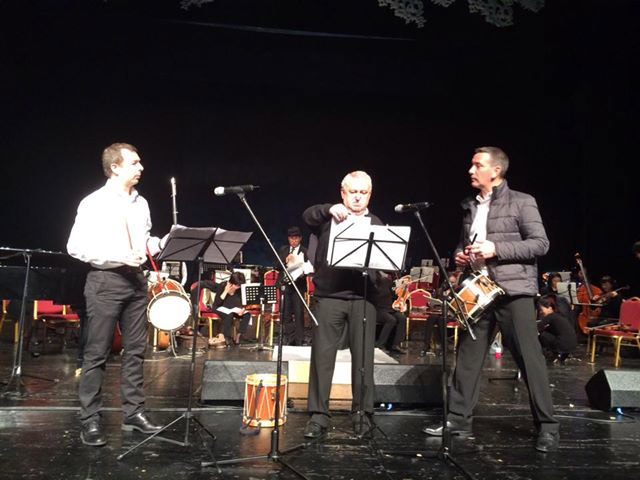 Preparando uno de los conciertos de la gira. A la izquierda, Garikoitz Mendizabal, y junto a él Iñaki Letamendia y Jexux Mari Garmendia (foto IMendizabal) 