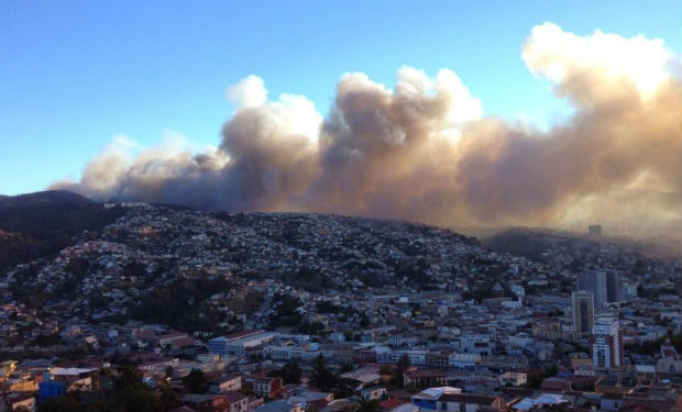 El incendio se inicio como incendio forestal (foto LaTercera.com)