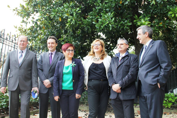 En el centro de la imagen, Asier Vallejo, director para la Comunidad Vasca en el exterior, y las responsables del Etxepare, Mari Jose Olaziregi y Aizpea Goenaga, junto a algunos de los responsables de las cátedras (foto Etxepare)