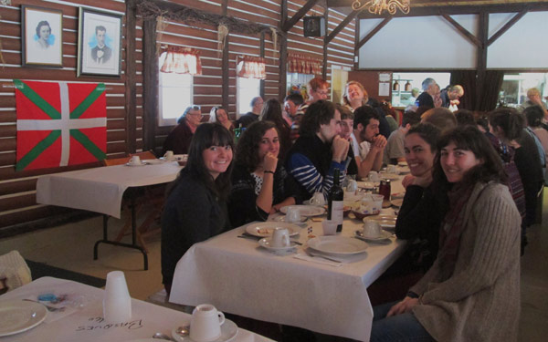 Miembros de Euskaldunak durante la comida que tuvo lugar en una de las típicas cabañas de azúcar de Québec (foto QuebecEE)