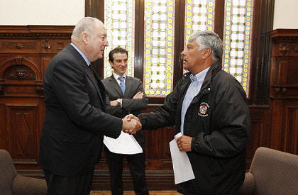 El presidente de la Corporación Vasco Chilena para el Desarrollo, Luis Basauri (izquierda) entrega la donación al alcalde de Valparaíso, Jorge Castro (derecha) en presencia del delegado vasco Rafael Kutz