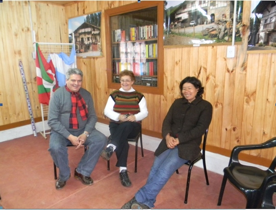 Fiesta vasca del pasado año en julio en Corpus. De izquierda a derecha, César Arrondo, Olga Leiciaga y Celeste Itatí Brizuela, representante de la comunidad mbyá-guarani de Chapá i (San Ignacio).