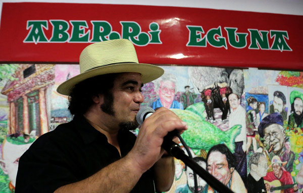 El cantante Ray Fernandez fue una de las actuaciones musicales de la jornada (foto Goitia)