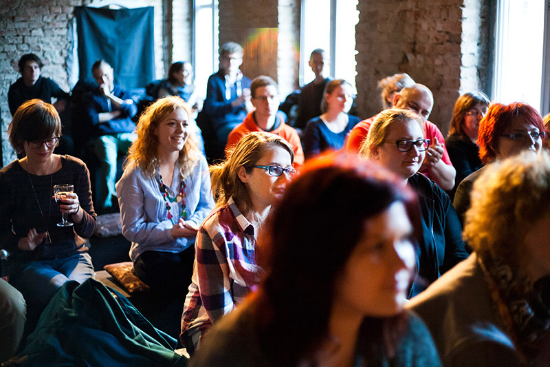Los espectadores siguen atentos una charla de cultura vasca en los Euskal Egunak 2014 de Poznan (foto Luiza Stosik-Turek)